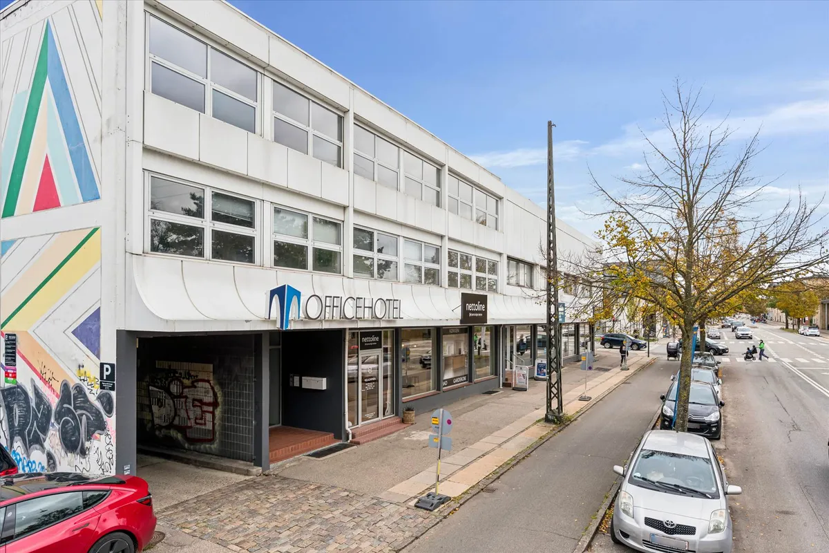 Kontorlokaler med store ruder og flotte farvede væggen og en stor graffiti ved Husumvej og Frederikssundsvej.