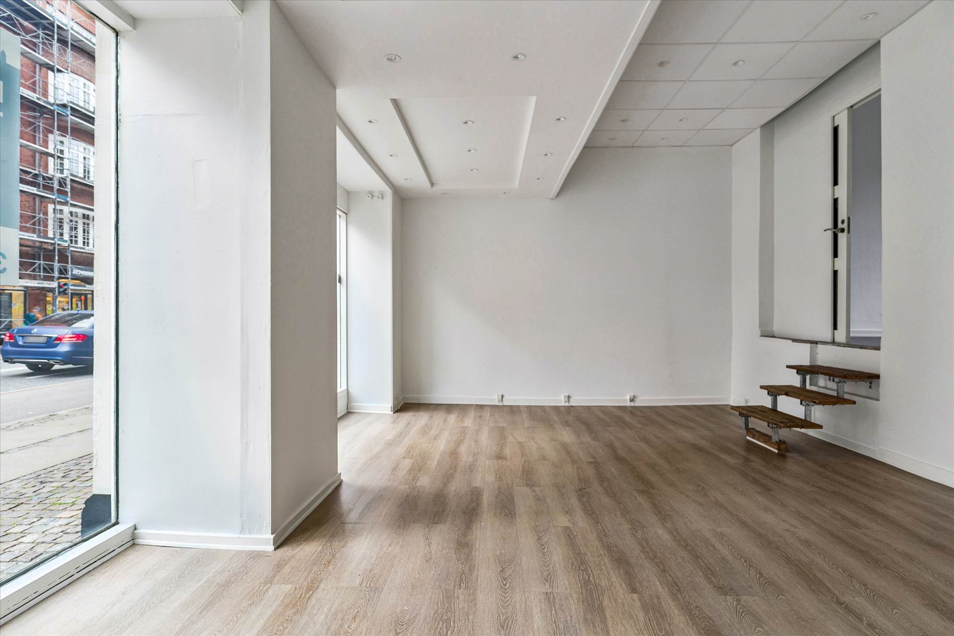 Store, lyse og flotte lokaler med 78 m² og meget synlighed på Amagerbrogade. Lokalerne har lyse lofter og trægulve.