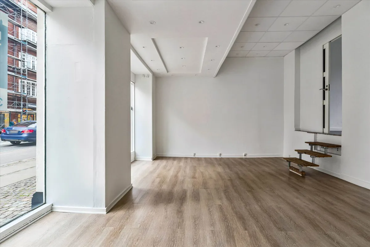 Store, lyse og flotte lokaler med 78 m² og meget synlighed på Amagerbrogade. Lokalerne har lyse lofter og trægulve.
