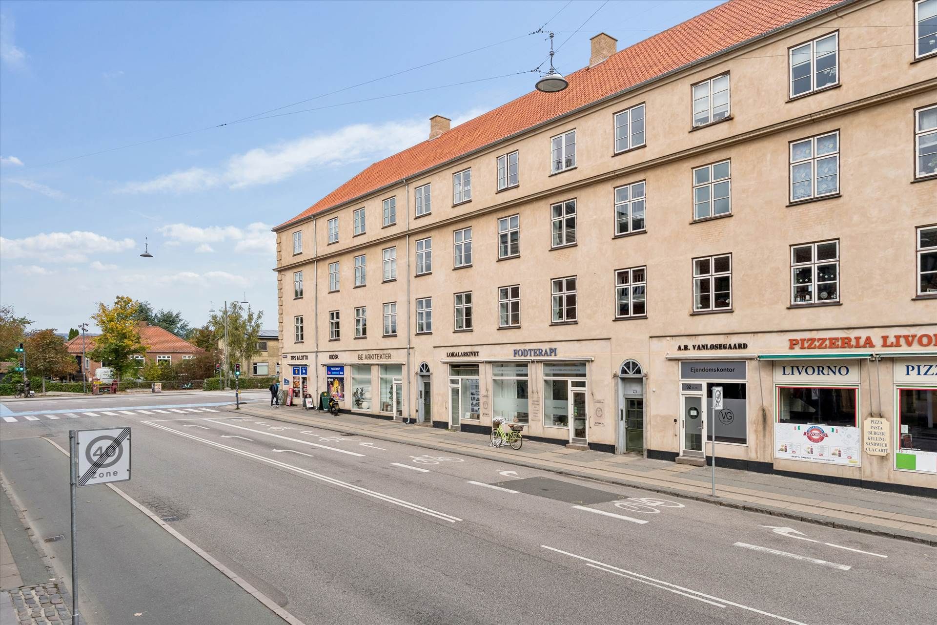 Erhvervslokaler med 73 m² til salg i Vanløse. Faciliteter som pizzarestauranter, en arkitektvirksomhed og en fodterapiklinik