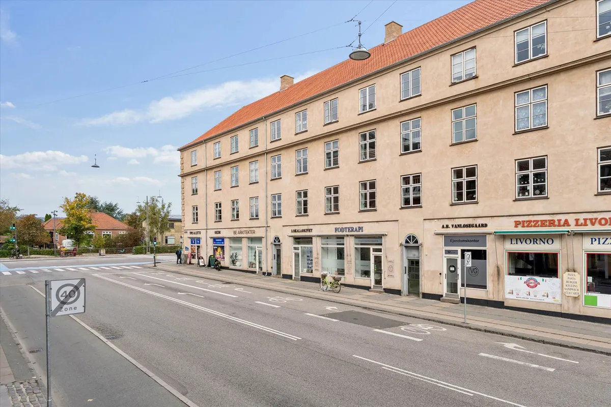 Erhvervslokaler med 73 m² til salg i Vanløse. Faciliteter som pizzarestauranter, en arkitektvirksomhed og en fodterapiklinik