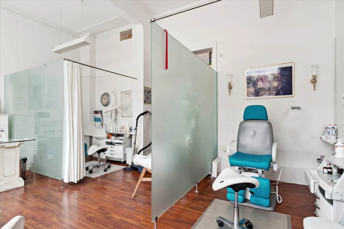 Erhvervslokaler med høj kvalitet og moderne design. Slanke, hvide vægge, lyse gulve, moderne lægestol og funktionelle borde.