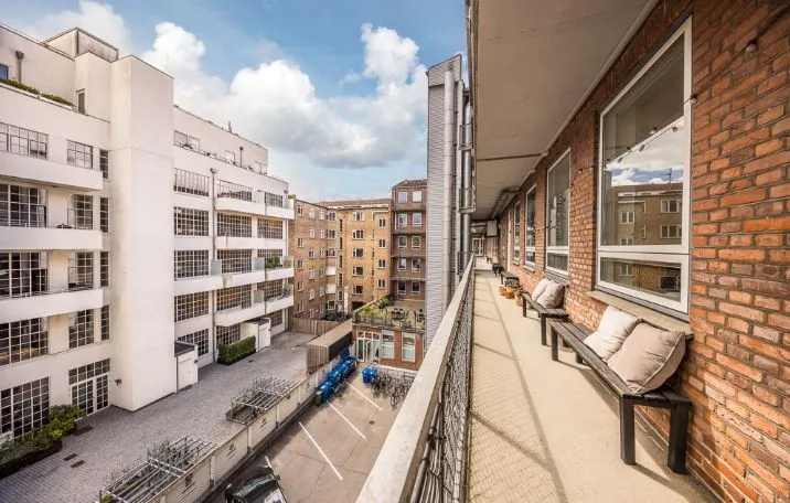 Kontorbyggeri med høj gulvstandard, terrasse og parkeringsplads. Højtliggende lejlighed med vindue ud mod gårdhave.