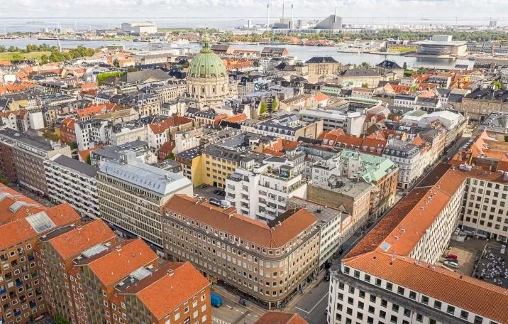 Lyst kontorlejemål i Frederiksstaden med flot udsigt over havnen. Bygningen med røde tag og moderne arkitektur. Brede gader
