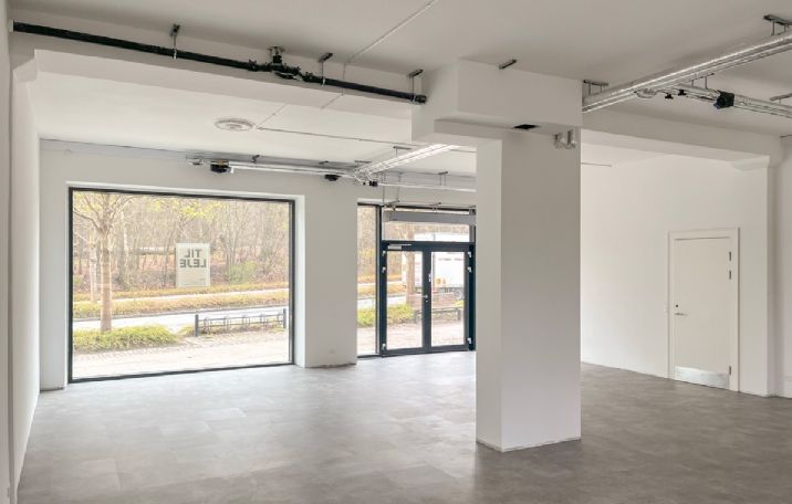 Forretningslokaler til leje i Holte med 120 m² i stueplan og 91 m² kælder. Godt dagslys og moderne interiør.