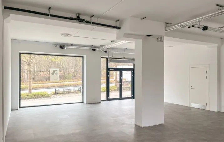 Forretningslokaler til leje i Holte med 120 m² i stueplan og 91 m² kælder. Godt dagslys og moderne interiør.